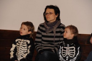 Olga se svými dětmi na karnevale